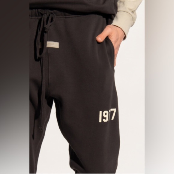 Essentials FEAR OF GOD ESSENTIALS 1977 LOGO CUFF SWEAT PANT | Iron | NEW/NWT🔥 - Picture 6 of 16